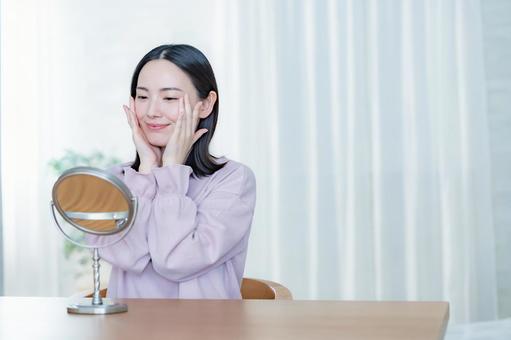 鏡を見る女性 スキンケア,鏡,美肌の写真素材