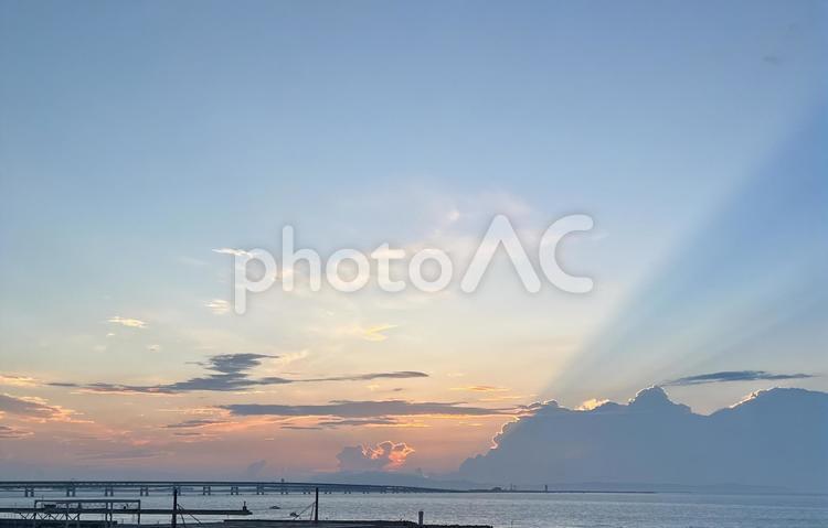 夕日の光線と関空連絡橋のシルエット 夕陽,夕日,光線の写真素材