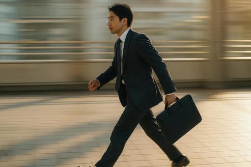 移動中の男性ビジネスマン 移動中の男性ビジネスマンの写真
