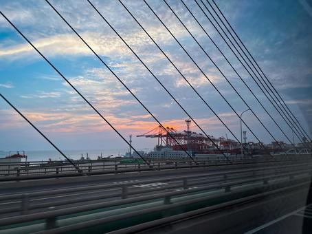 夕焼けに染まる港と橋のワイヤーの風景 夕焼けに染まる港と橋のワイヤーの風景 港,橋,夕焼けの写真素材