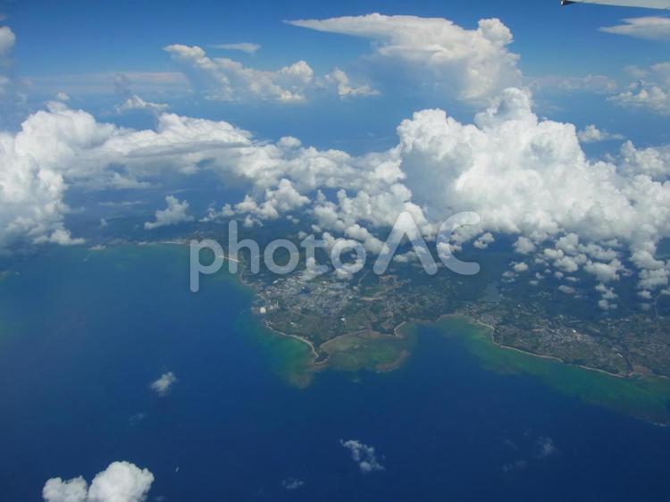 飛行機から見る沖縄本島と積雲 沖縄,飛行機,積雲の写真素材
