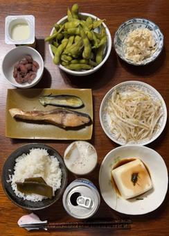昆布ご飯に焼きぶりと茄子漬けなどの夕食 昆布ご飯に焼きぶりと茄子漬けなどの夕食 夕食,ご飯,炊き込みの写真素材