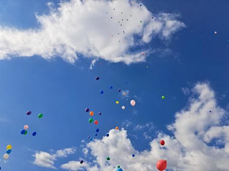 風船3 風船3 風船,青空,お祝いの写真素材