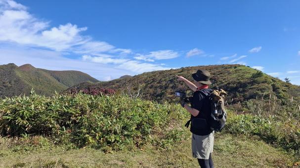 頂上から景色を眺める登山者 登山,縦走,山脈の写真素材