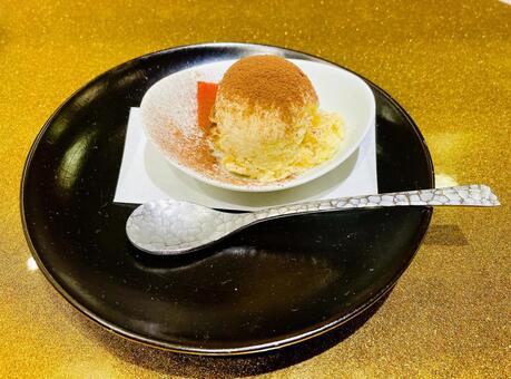 シナモンがかかったお洒落なバニラアイス バニラアイス,アイスクリーム,デザートの写真素材