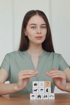 キューブを覆う女性スタッフ 保険業,事務職,接客業の写真素材