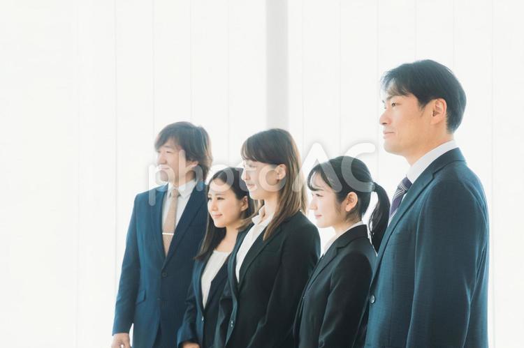スーツの会社員（横顔） ビジネス,ビジネスマン,スーツの写真素材