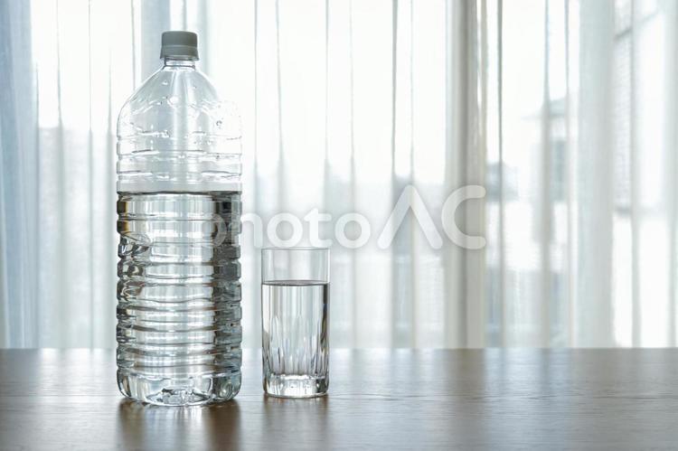 テーブルの上のペットボトルとグラスの水 水,ペットボトル,ボトルの写真素材