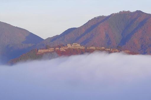 雲海に浮かぶ神秘的な竹田城跡の風景 竹田城跡,雲海,天空の城の写真素材
