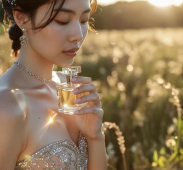 香水を持つドレスの女性 香水を持つドレスの女性の写真
