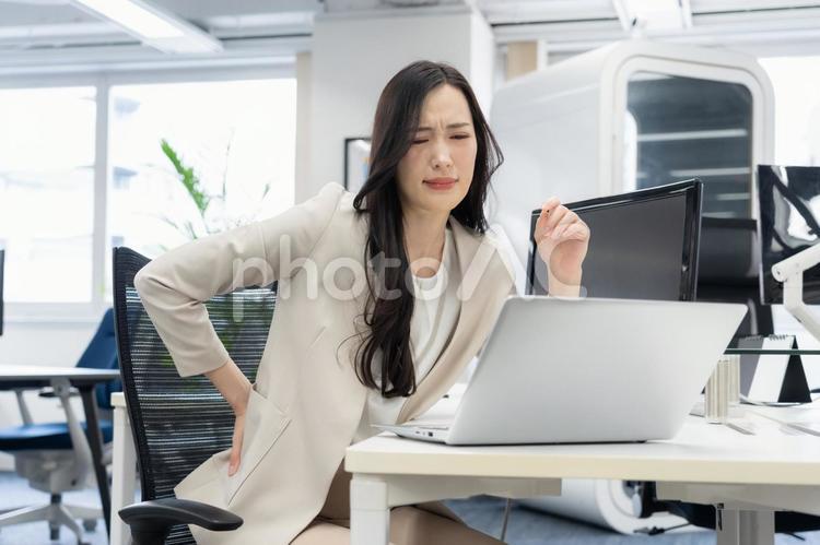オフィスで体調が悪くなるビジネスウーマン ビジネス,女性,オフィスの写真素材