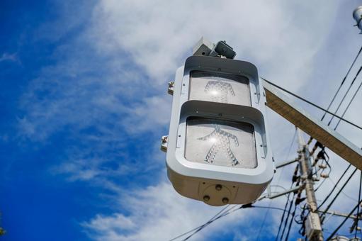 下から見上げる歩行者用信号機と青空 都市生活,動き,少人数の写真素材