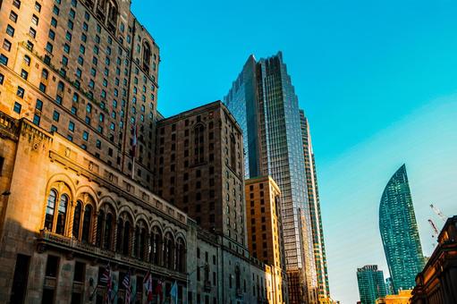 トロントの光に照らされた街並み 歴史的建物,ガラス建築,トロントの写真素材