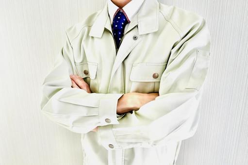 腕組みする男性作業員 腕組み,威圧,腕を組むの写真素材