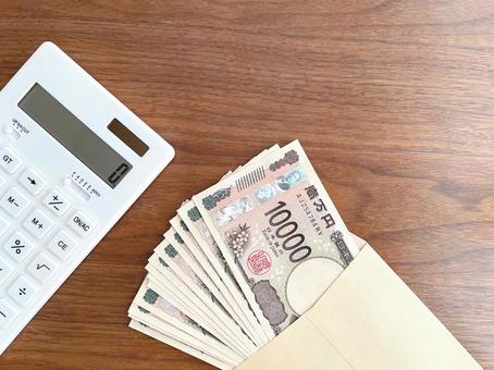 机上の白い電卓と茶封筒に入った紙幣 机上の白い電卓と茶封筒に入った紙幣 お金,紙幣,封筒の写真素材