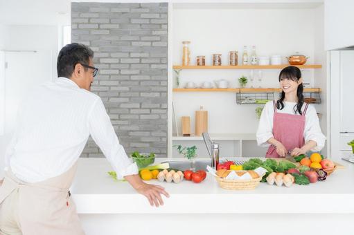 キッチンで料理を作るミドルの夫婦 料理,夫婦,家族の写真素材