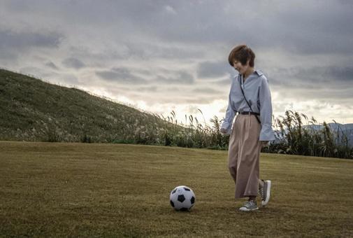 ＜素材＞山頂で元気にサッカーをする女性 女性,サッカー,運動の写真素材