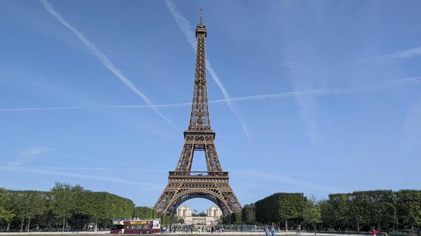 広場から見た青空と飛行機雲とエッフェル塔 広場から見た青空と飛行機雲とエッフェル塔 エッフェル塔,タワー,エッフェルの写真素材