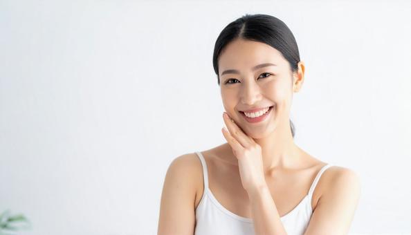 笑顔で頬に手を添える女性のポートレート 笑顔で頬に手を添える女性のポートレートの写真