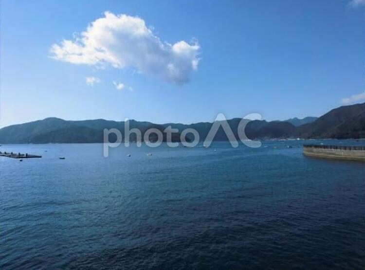 ブルーの濃淡と白いタッチ 南紀,太陽の光,海の写真素材