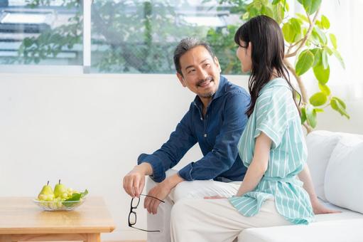 リビングでくつろぐミドルの夫婦 夫婦,家族,ミドルの写真素材