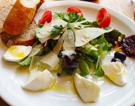 サラダ サラダ,モッツァレラチーズ,オリーブの写真素材