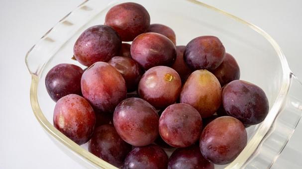 ガラス皿に盛られた新鮮な赤ぶどう ガラス皿に盛られた新鮮な赤ぶどう 赤ぶどう,レッドグレープ,ぶどうの写真素材
