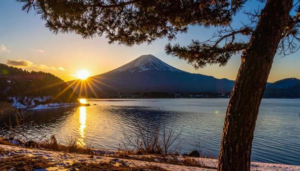 謹賀新年 山と初日の出 謹賀新年 山と初日の出の写真