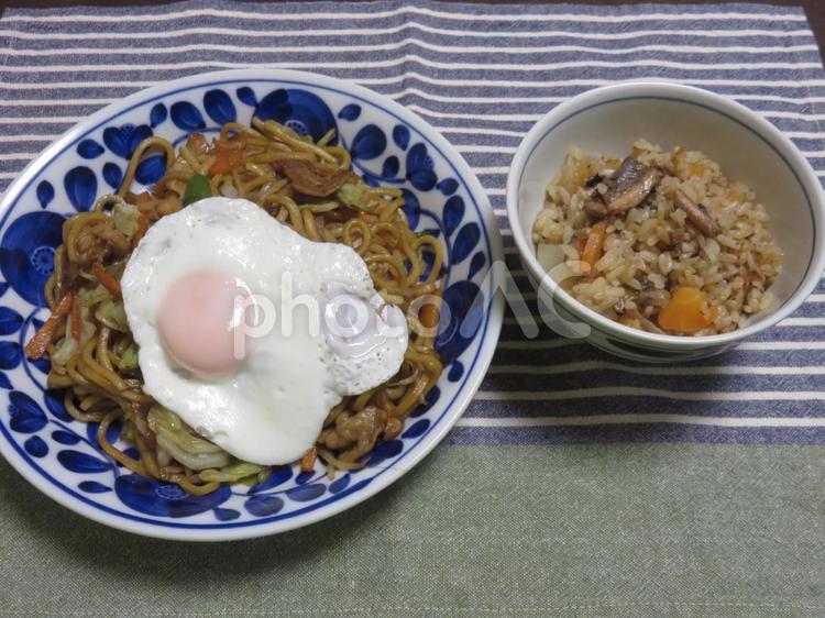 焼きそば 焼きそば,目玉焼き,半熟の写真素材
