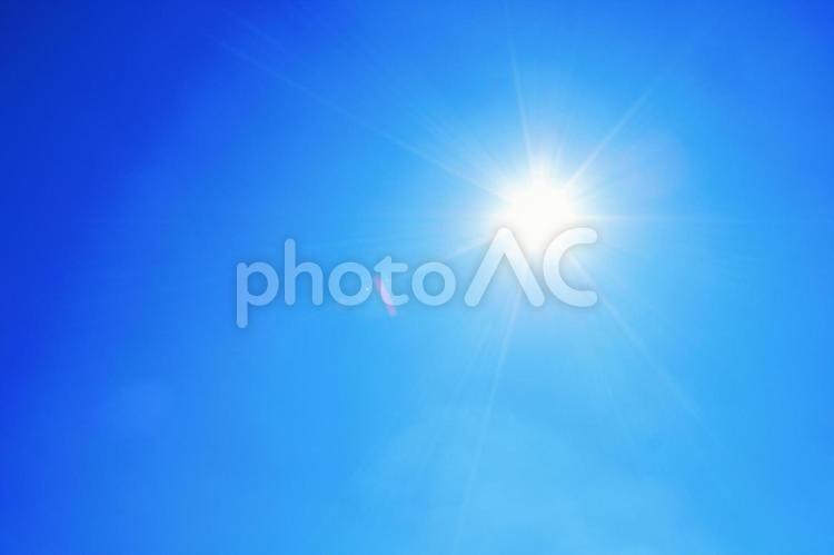 日射しが眩しい夏空の背景素材 太陽,夏空,空の写真素材