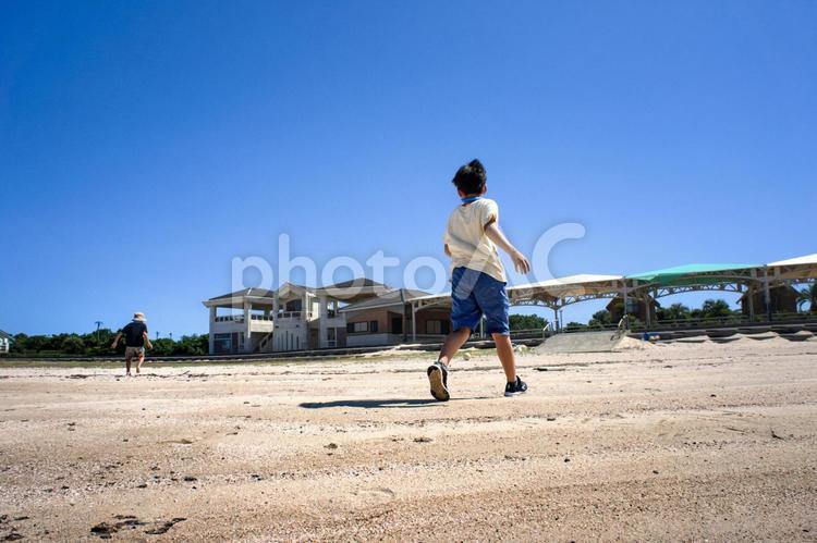 ※＜素材＞夏の海水浴場で遊ぶ子供と青空 子供,男性,人物の写真素材