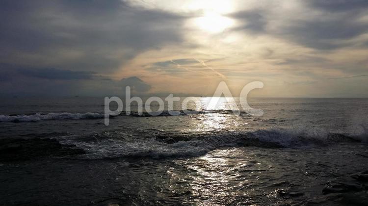 夕暮れの海 海,海岸,夕暮れの写真素材