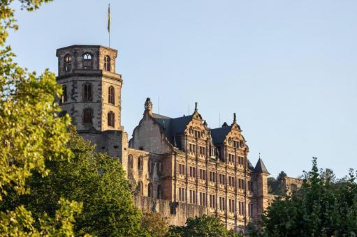 日の当たるレトロな建物 日の当たるレトロな建物の写真