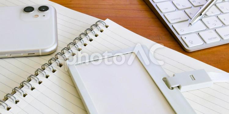 ビジネスツールと社員証 ビジネスツール,社員証,デスクワークの写真素材