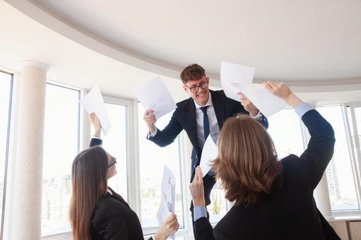 両手に書類を持ち喜ぶ男性たち 男性,男女,外国人の写真素材