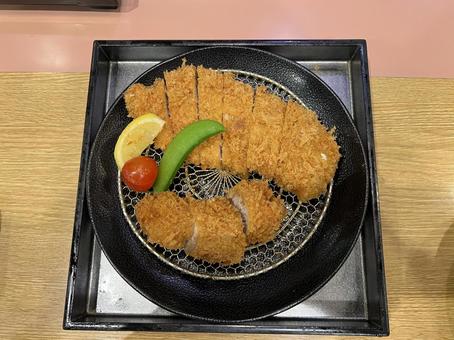 ロースとヘレの相乗り豚カツ ロースとヘレの相乗り豚カツの写真