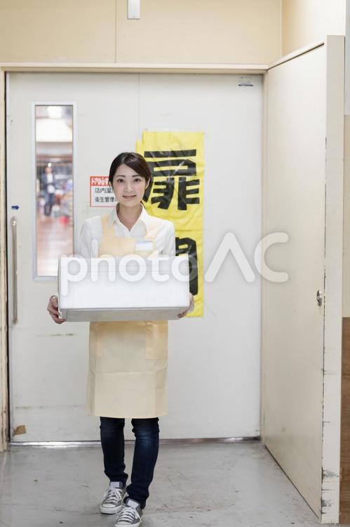 スーパーで働く女性 スーパー,バックヤード,スーパーマーケットの写真素材