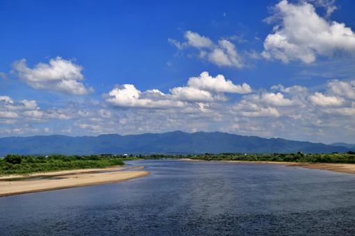 夏空と川と山並み 夏空と川と山並み 夏空,夏の景色,風景の写真素材