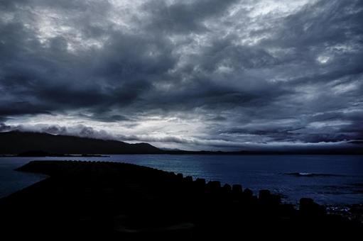 <五島の風景>曇った夜明けの海と滑昇霧 <五島の風景>曇った夜明けの海と滑昇霧 曇り,夜明け,朝の写真素材