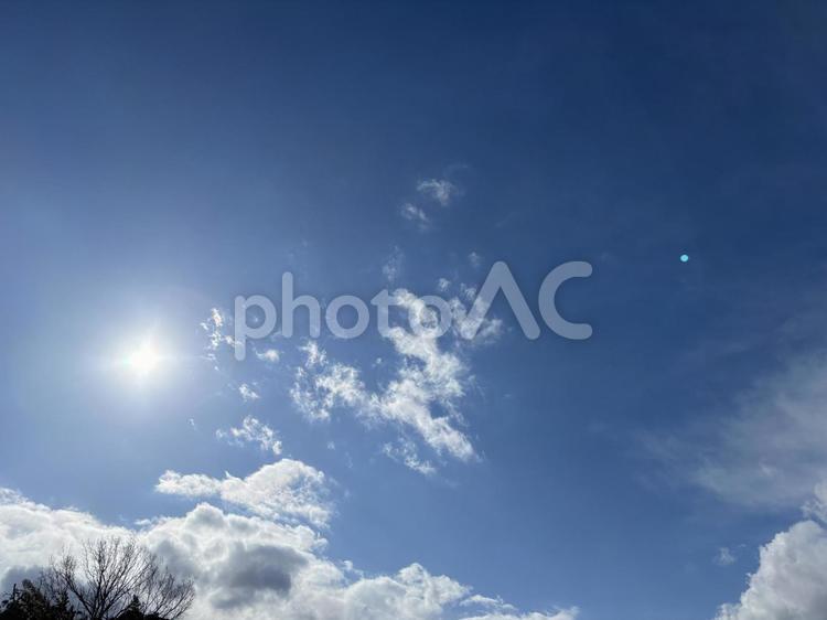 風の強い日の冬空 冬,風の強い日,青空の写真素材