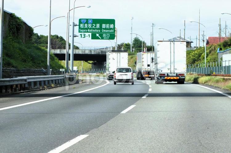 トラックの横も後ろも　又　トラック トラック,大型トラック,大型車の写真素材