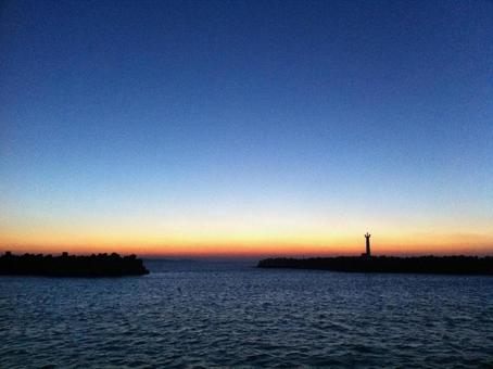 海と夜明けの空 海と夜明けの空 海,夜明け,水の写真素材