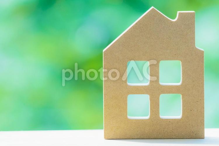 緑ぼかし背景と木製の住宅模型 住宅模型,マイホーム,コピースぺースの写真素材