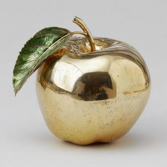 細部まで作り込まれた金色のリンゴのアート 細部まで作り込まれた金色のリンゴのアートの写真