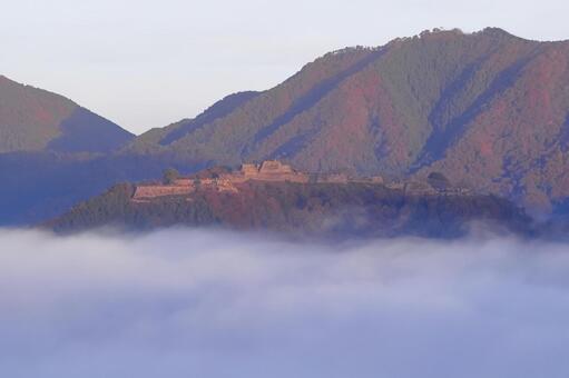 雲海に浮かぶ神秘的な竹田城跡の風景 竹田城跡,雲海,天空の城の写真素材