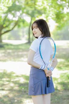 テニスを楽しむ女性 テニスを楽しむ女性 テニス,女性,ラケットの写真素材