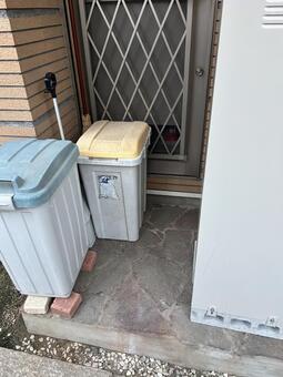 玄関 玄関,ゴミ箱,家の写真素材