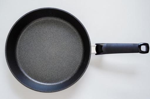 白背景の新品のフライパン　俯瞰図の写真