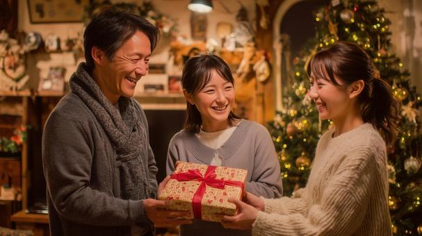 プレゼントを交換する幸せなひととき プレゼントを交換する幸せなひとときの写真
