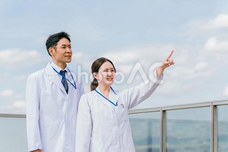 病院で働く白衣を着た医師・医療スタッフ 医者,医師,空の写真素材